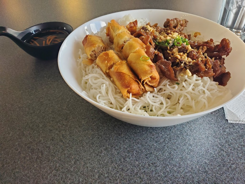 Spring Rolls | 321 13 St N, Lethbridge, AB T1H 2S1, Canada | Phone: (403) 328-1668