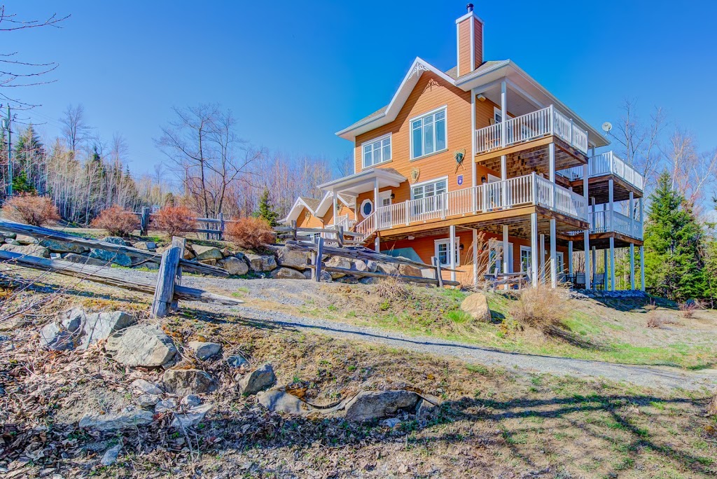 Le chalet de l’officier | 59 Chemin de la Vieille-Rivière, Petite-Rivière-Saint-François, QC G0A 2L0, Canada | Phone: (800) 319-3934