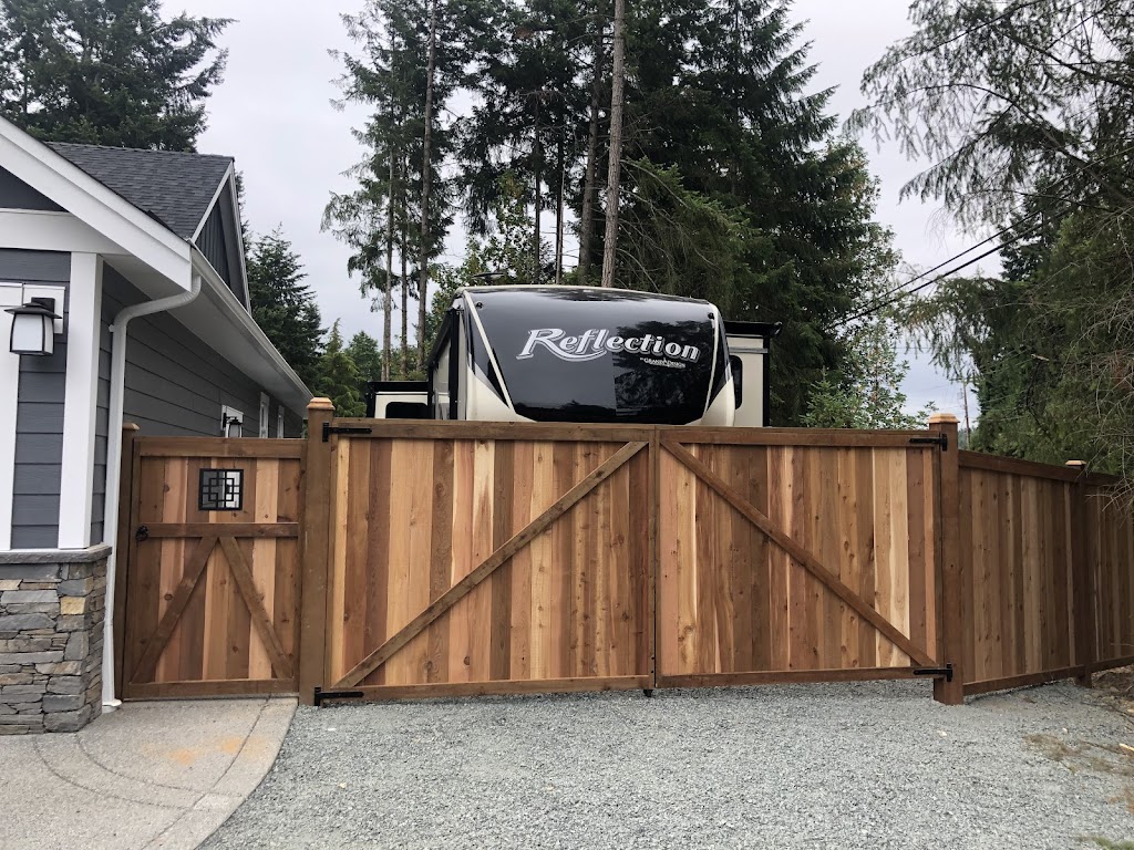 Green kings fence and landscape | 3420 Acton Rd, Qualicum Beach, BC V9K 1W3, Canada | Phone: (250) 464-0531