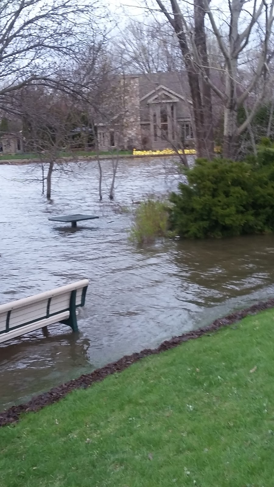 Hélène-Legault Park | Rue Hélène, Pierrefonds, QC H9J 3C4, Canada | Phone: (514) 872-0311