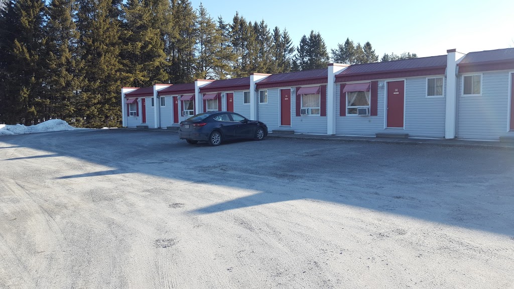 Motel-La Pente Douce Inc | 1787 Chemin de la Rivière aux Cerises, Magog, QC J1X 3W3, Canada | Phone: (819) 843-1234