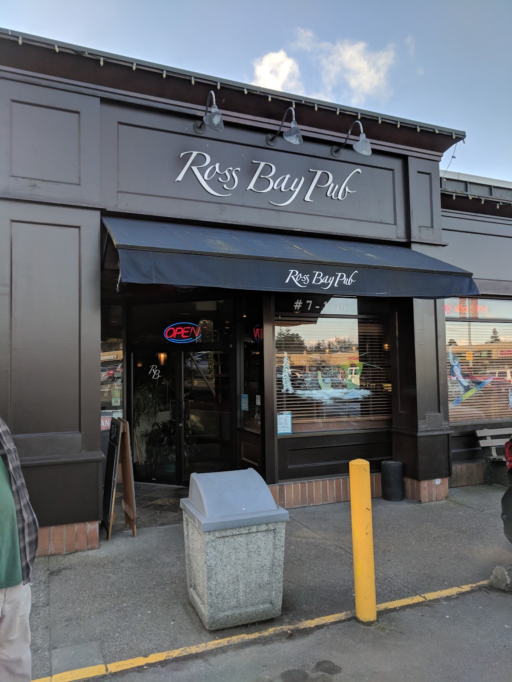 Ross Bay Pub | 1516 Fairfield Rd #7, Victoria, BC V8S 1G1, Canada | Phone: (250) 370-1152