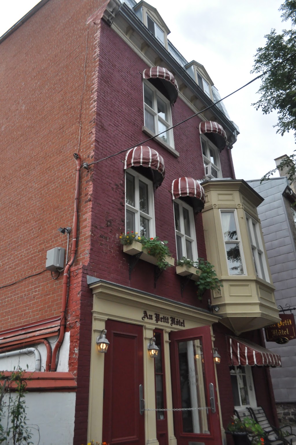 Au Petit Hôtel | 3 Ruelle des Ursulines, Québec, QC G1R 5C5, Canada | Phone: (418) 694-0965