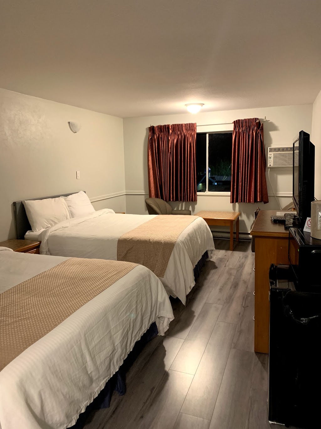 Alpine Motor Inn | 32111 Marshall Rd, Abbotsford, BC V2T 1A3, Canada | Phone: (604) 859-3171