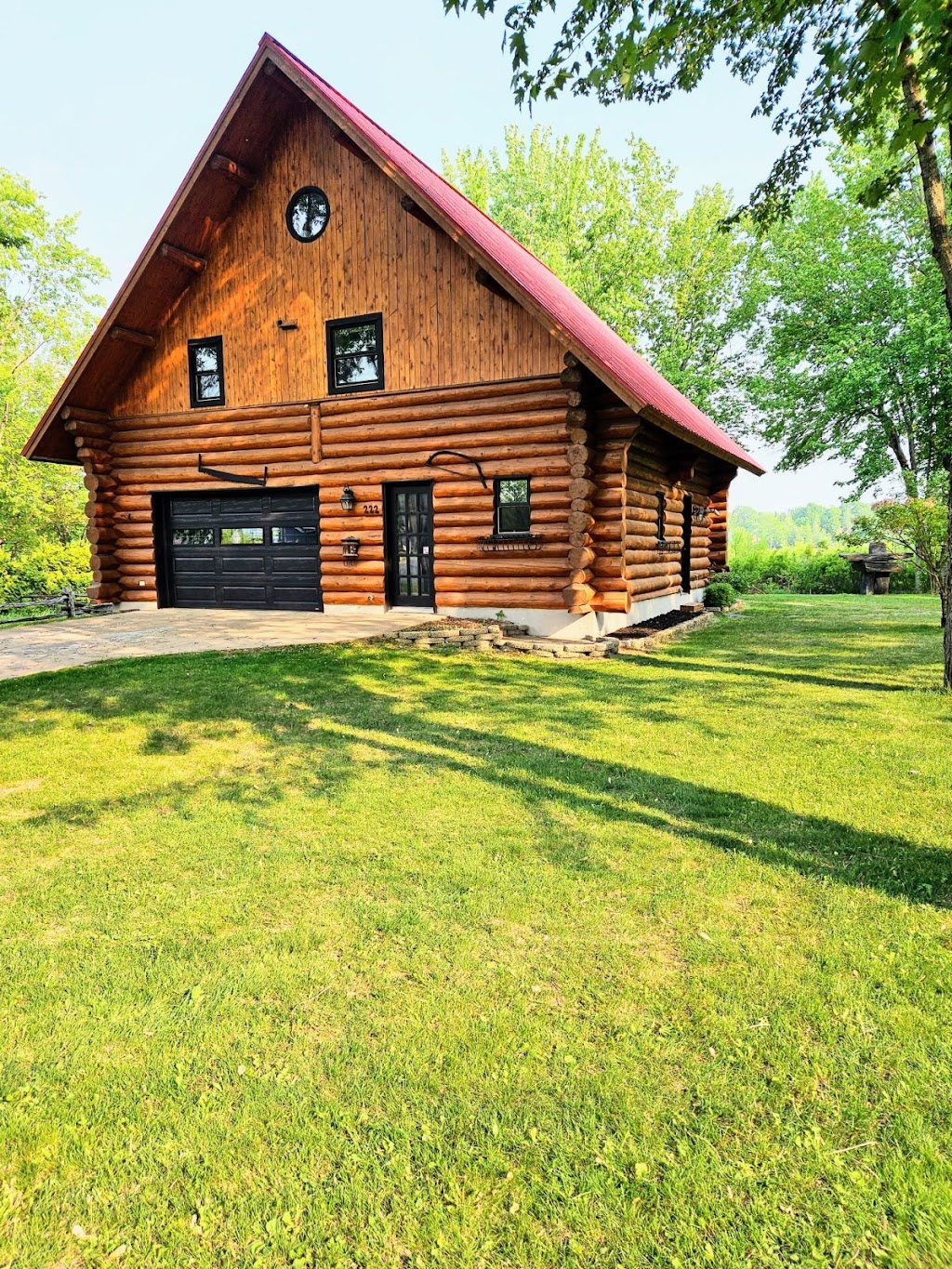 Le chalet en bois rond | 222 Bd Nolin, Saint-Rémi-de-Tingwick, QC J0A 1K0, Canada | Phone: (819) 998-4567