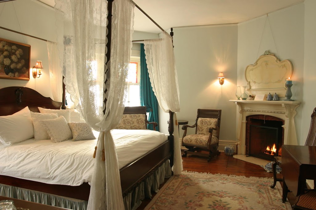 Grand Victorian Bed & Breakfast | 15618 Niagara Pkwy, Niagara-on-the-Lake, ON L0S 1J0, Canada | Phone: (905) 468-0997