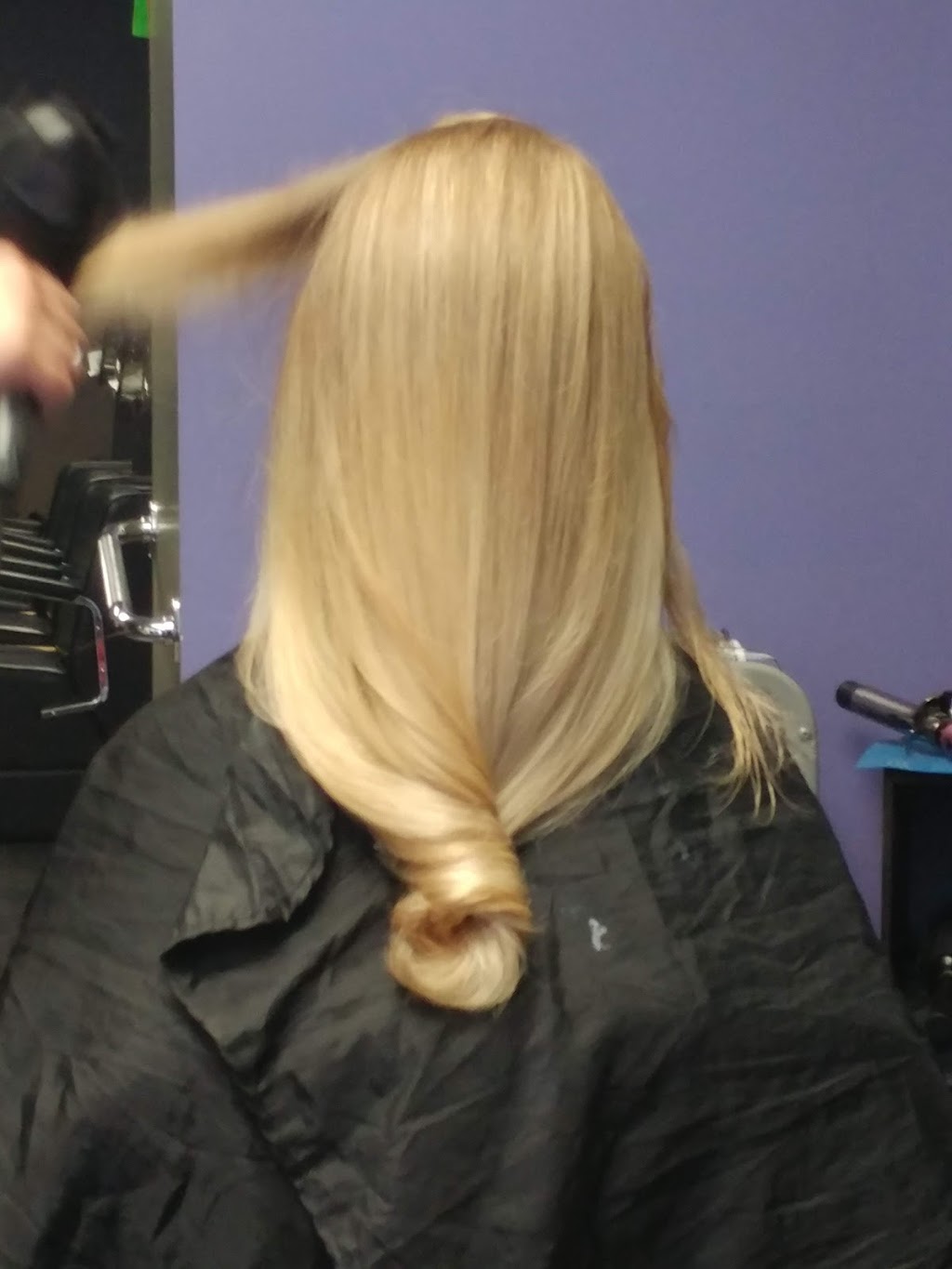 LQs Hair Studio | 4716 Wyandotte St E, Windsor, ON N8Y 1H7, Canada | Phone: (519) 945-6464