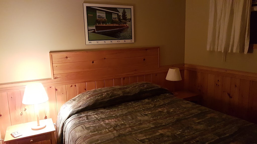 Colonial Bay Cottages and Lakeside Motel | 2218 ON-60, Huntsville, ON P1H 2J6, Canada | Phone: (705) 635-2008