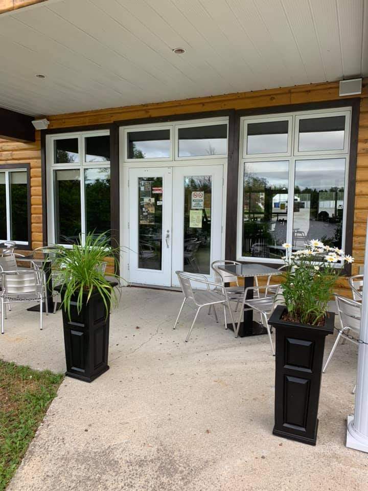 Bar Du Lac | 10-12 Chem. de la Plage, Saint-Ludger-de-Milot, QC G0W 2B0, Canada | Phone: (418) 373-2424