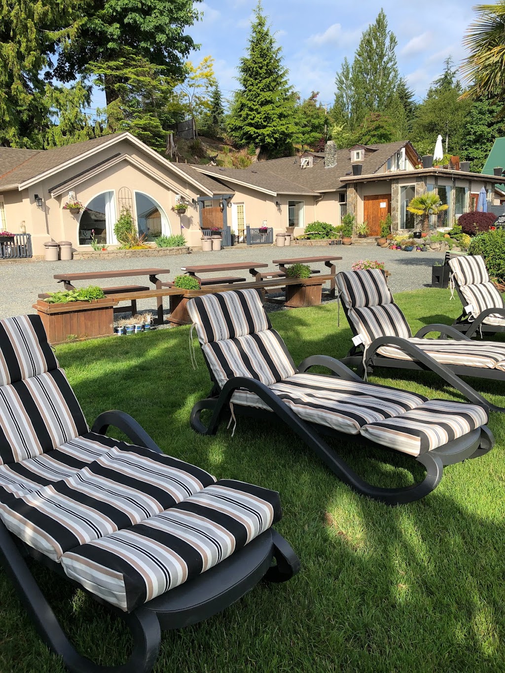 Qualicum Breeze Beach Resort | 6695 Island Hwy W, Bowser, BC V0R 1G0, Canada | Phone: (250) 757-8595