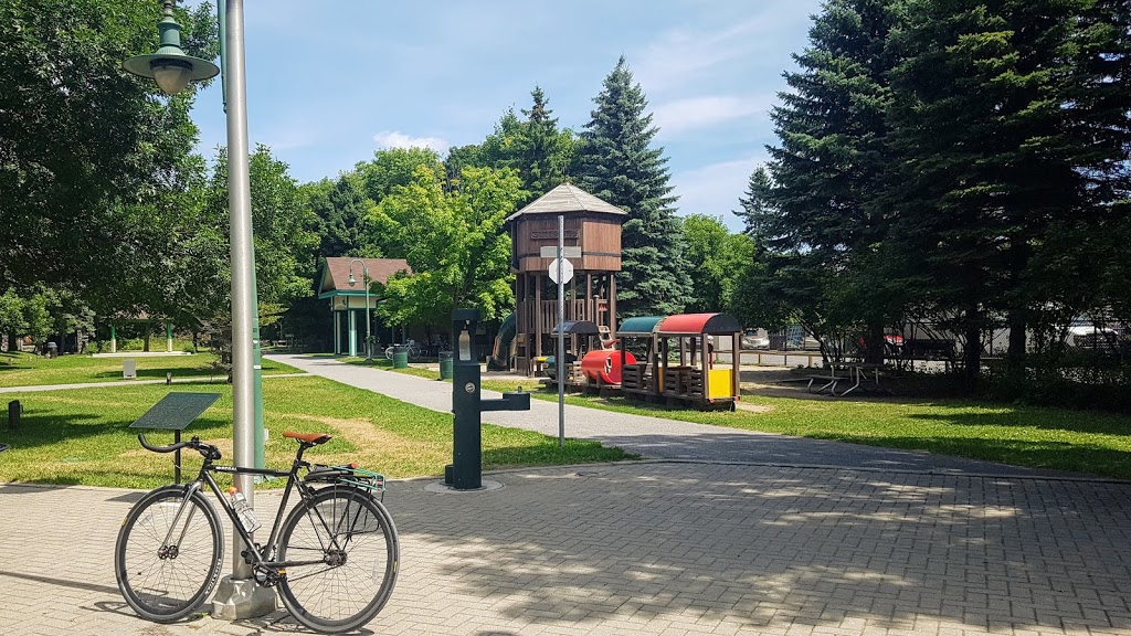 Village Square Park | 6000 Abbott St E, Stittsville, ON K2S 1E2, Canada | Phone: (613) 580-2595