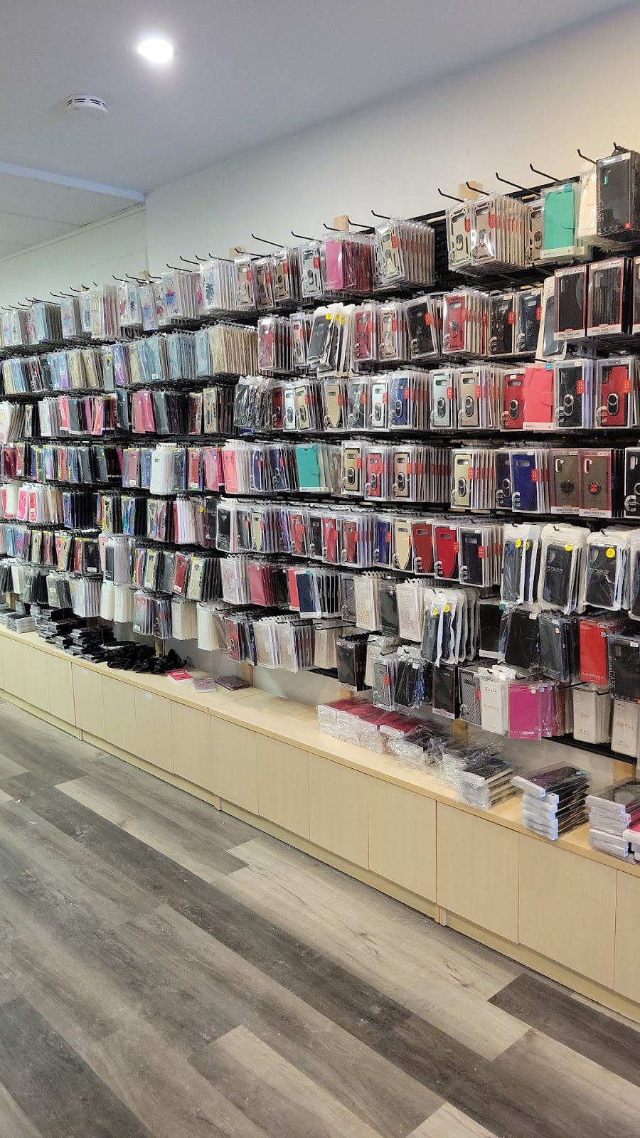 Mobile Xcessories | 2105 Midland Ave Unit # 4, Scarborough, ON M1P 3E3, Canada | Phone: (416) 335-6456