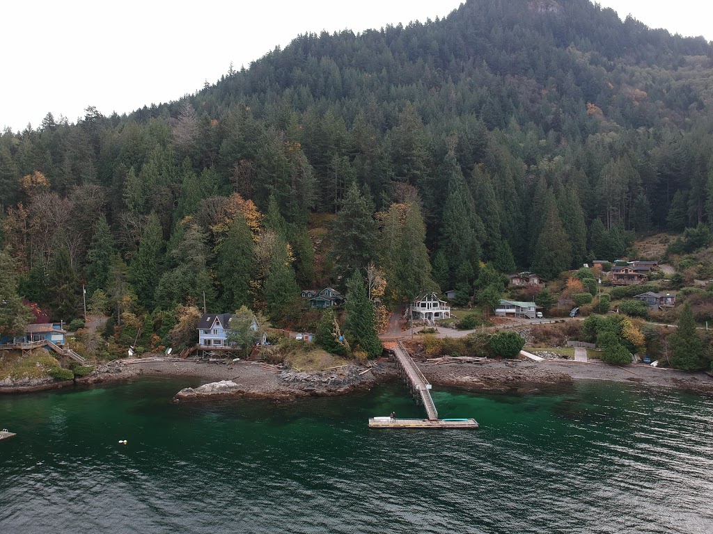 Eastman Waterfront Cottage | 1628 Mt Gardner Rd, Bowen Island, BC V0N 1G2, Canada | Phone: (888) 604-1475