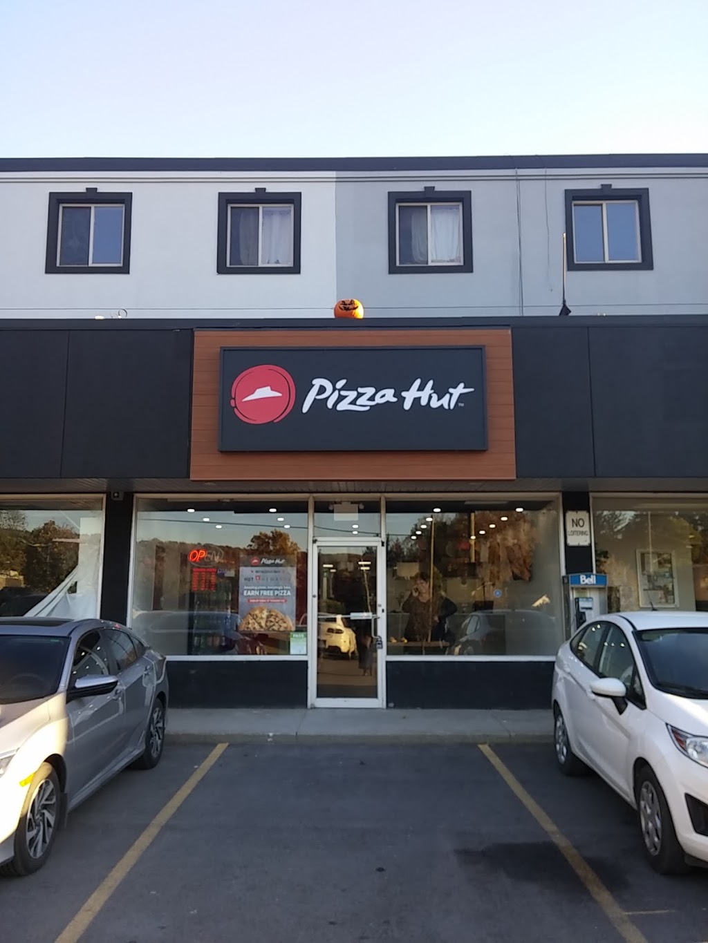 Pizza Hut | 238 Governors Rd, Dundas, ON L9H 3K2, Canada | Phone: (905) 627-1777