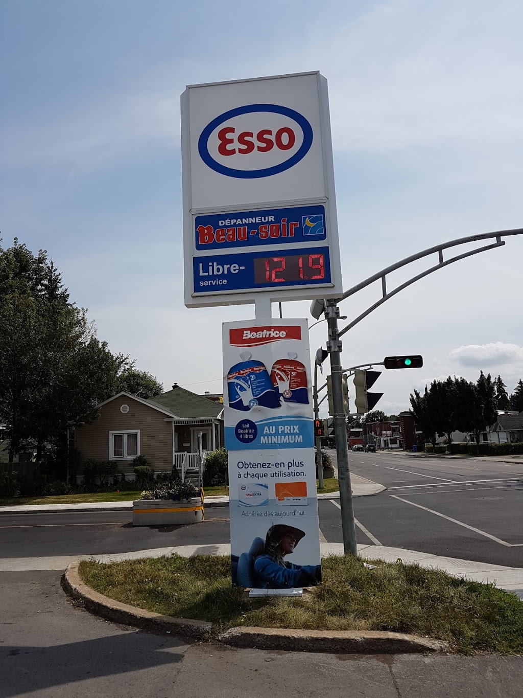 Esso | 301 Avenue Broadway, Montréal-Est, QC H1B 5A5, Canada | Phone: (514) 640-7205