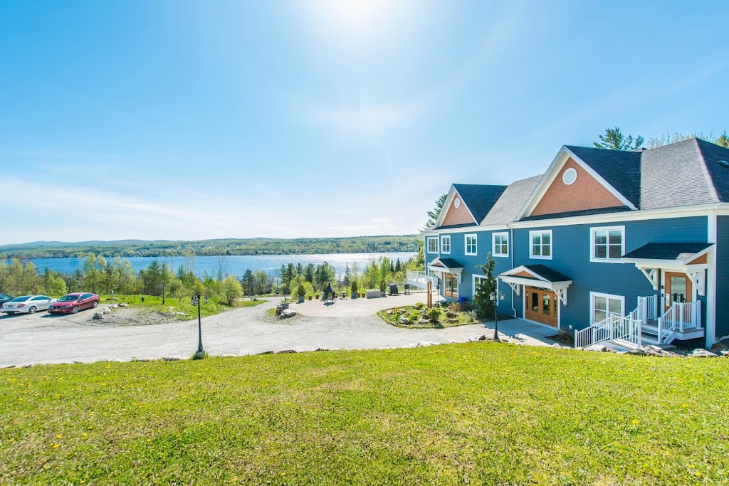 Au Sommet du Lac Magog | 1495 Chem. de la Rivière, Magog, QC J1X 3W5, Canada | Phone: (819) 612-0592