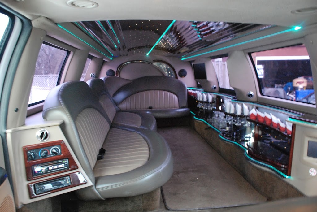 Ultimate Super Stretch Limo | 600 Lily Lake Rd, Peterborough, ON K9J 6X3, Canada | Phone: (705) 931-0397