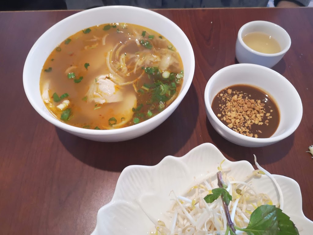 Pho V | 5269 Memorial Dr #13, Calgary, AB T2A 4V1, Canada | Phone: (403) 460-2005