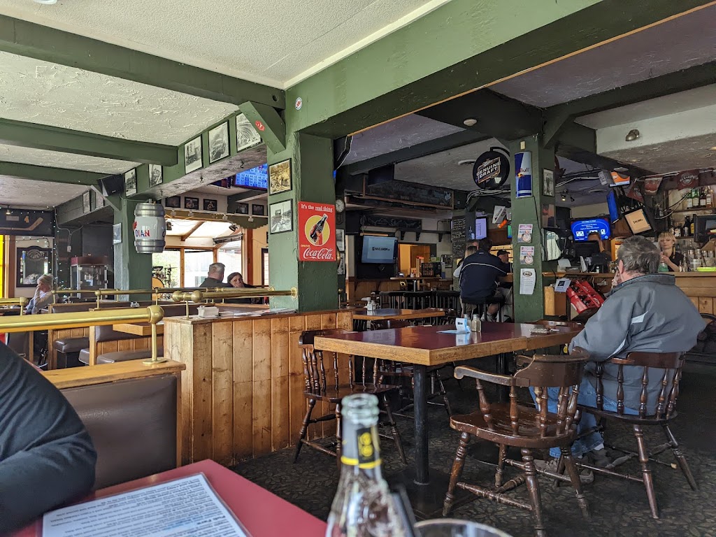 Whistle Stop Neighbourhood Pub | 2355 Mansfield Dr, Courtenay, BC V9N 2M2, Canada | Phone: (250) 334-4500