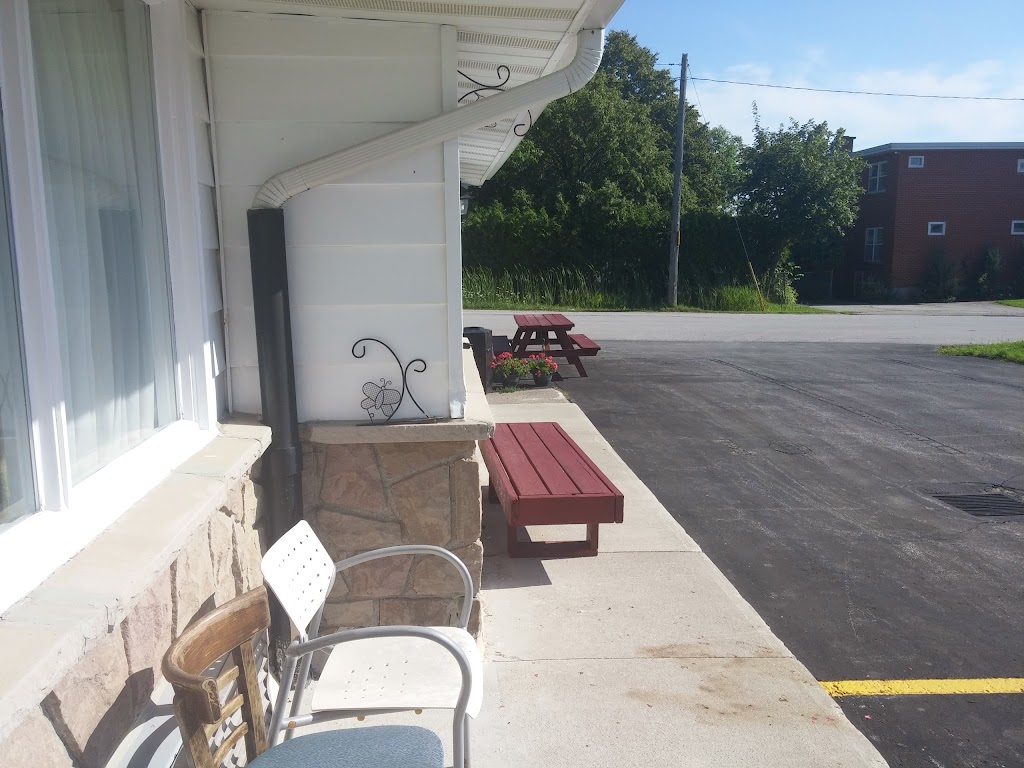 Diamond Motor Inn | 713 9th Ave E, Owen Sound, ON N4K 3E6, Canada | Phone: (519) 371-2011