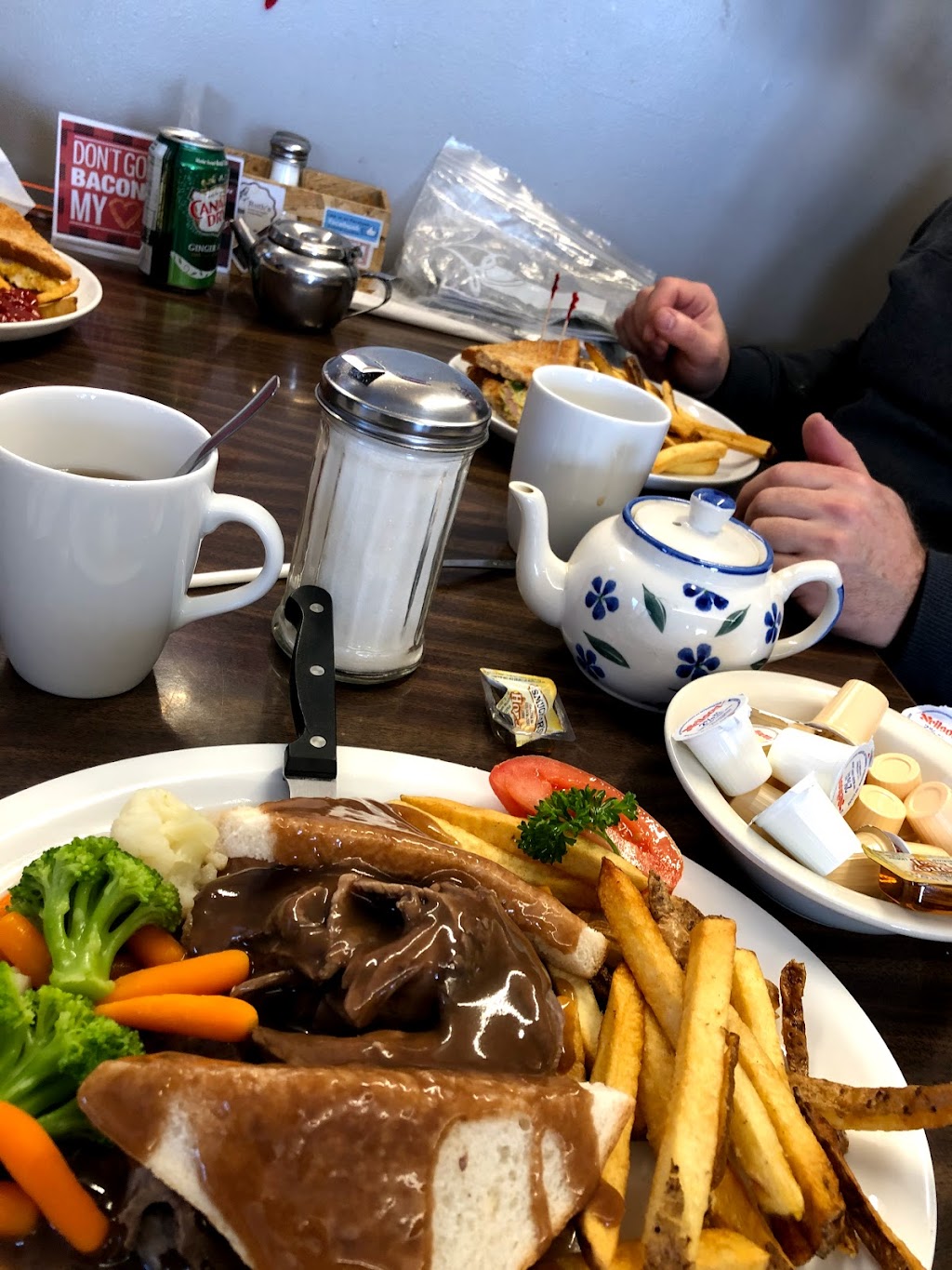 South Algonquin Diner | 2269 Loop Rd, Wilberforce, ON K0L 3C0, Canada | Phone: (705) 448-1168