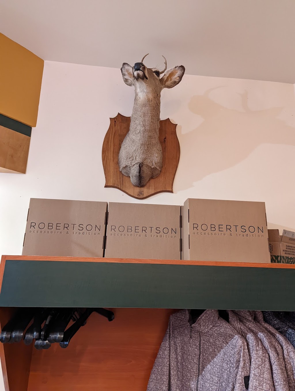 Robertson accessoires et traditions | 1619 Rue Ouiatchouan, Mashteuiatsh, QC G0W 2H0, Canada | Phone: (418) 275-0795