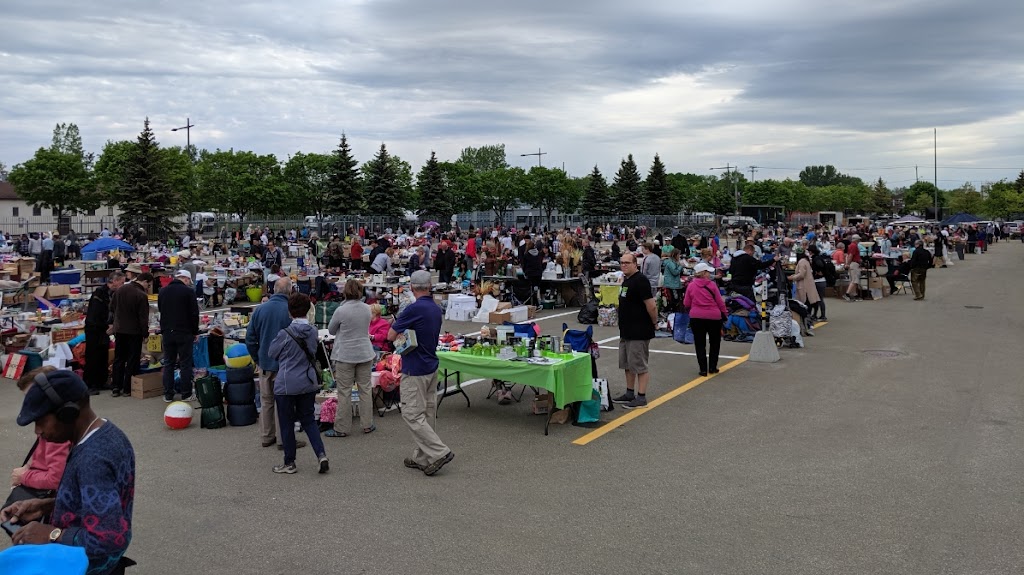 Marché aux puces de Québec | 250, Boulevard Wilfrid-Hamel Stationnement P3 Coin Soumande et, Av. du Colisée, Québec, QC G1L 5A7, Canada | Phone: (581) 745-4972