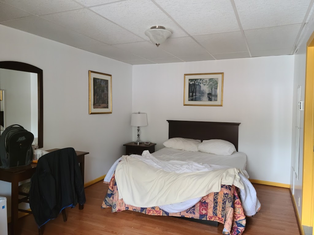 Hotel Motel Georges | 135 Rue du Bateau Passeur, Tadoussac, QC G0T 2A0, Canada | Phone: (418) 235-4393