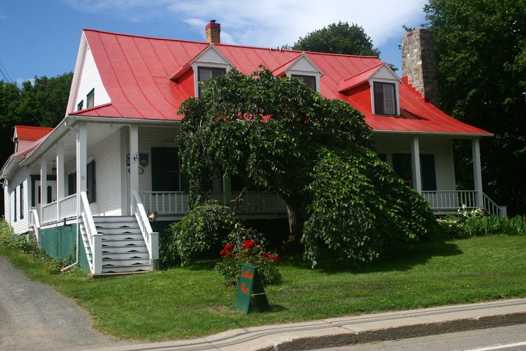 À Fleur de Fleuve | 41 Avenue de Gaspé E, Saint-Jean-Port-Joli, QC G0R 3G0, Canada | Phone: (581) 849-8855