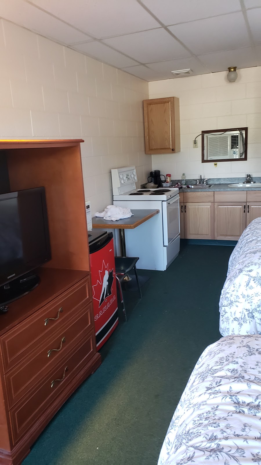 Foothills Motel | 1049 Waterton Ave, Pincher Creek, AB T0K 1W0, Canada | Phone: (403) 627-3341