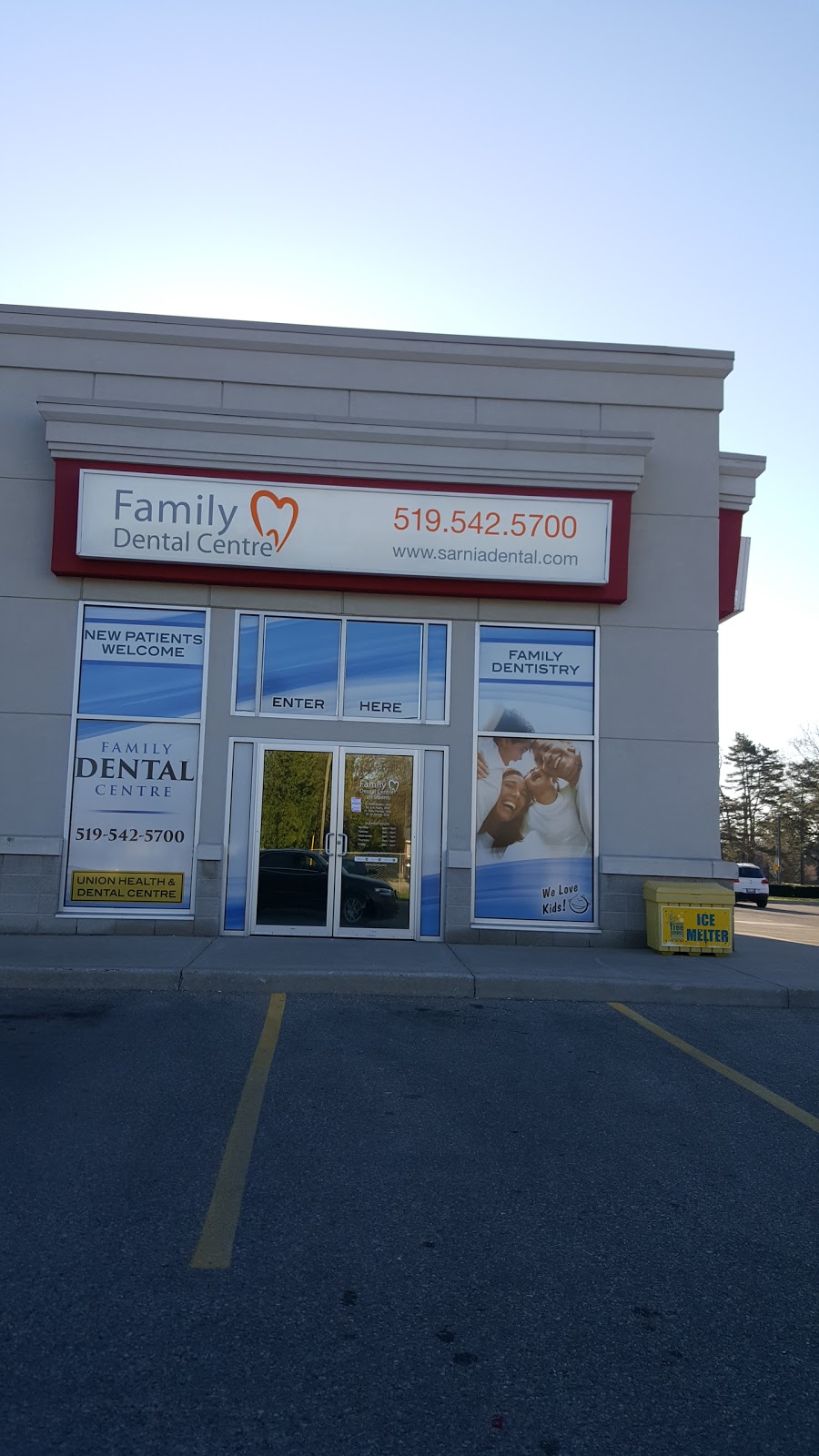 Family Dental Centre | 1208 Michigan Ave, Sarnia, ON N7S 6M7, Canada | Phone: (519) 542-5700