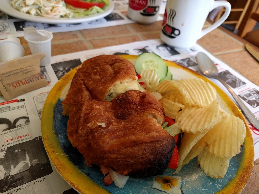 Croissant Chaud (Le) | 28 Rue Main O, Coaticook, QC J1A 1P2, Canada | Phone: (819) 849-3311