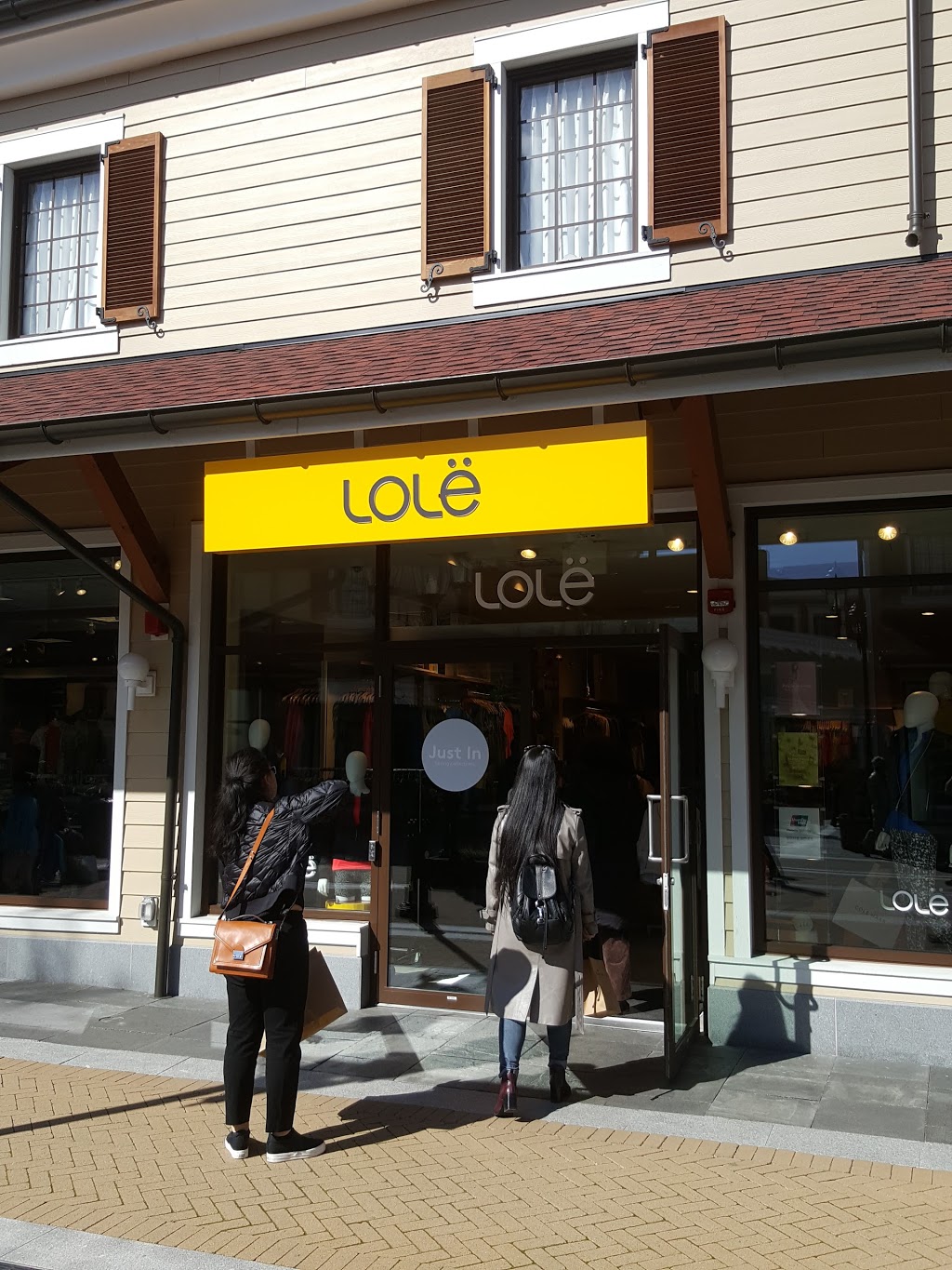 Lolë | 7899 Templeton Station Rd, Richmond, BC V7B 0B7, Canada | Phone: (604) 273-1244