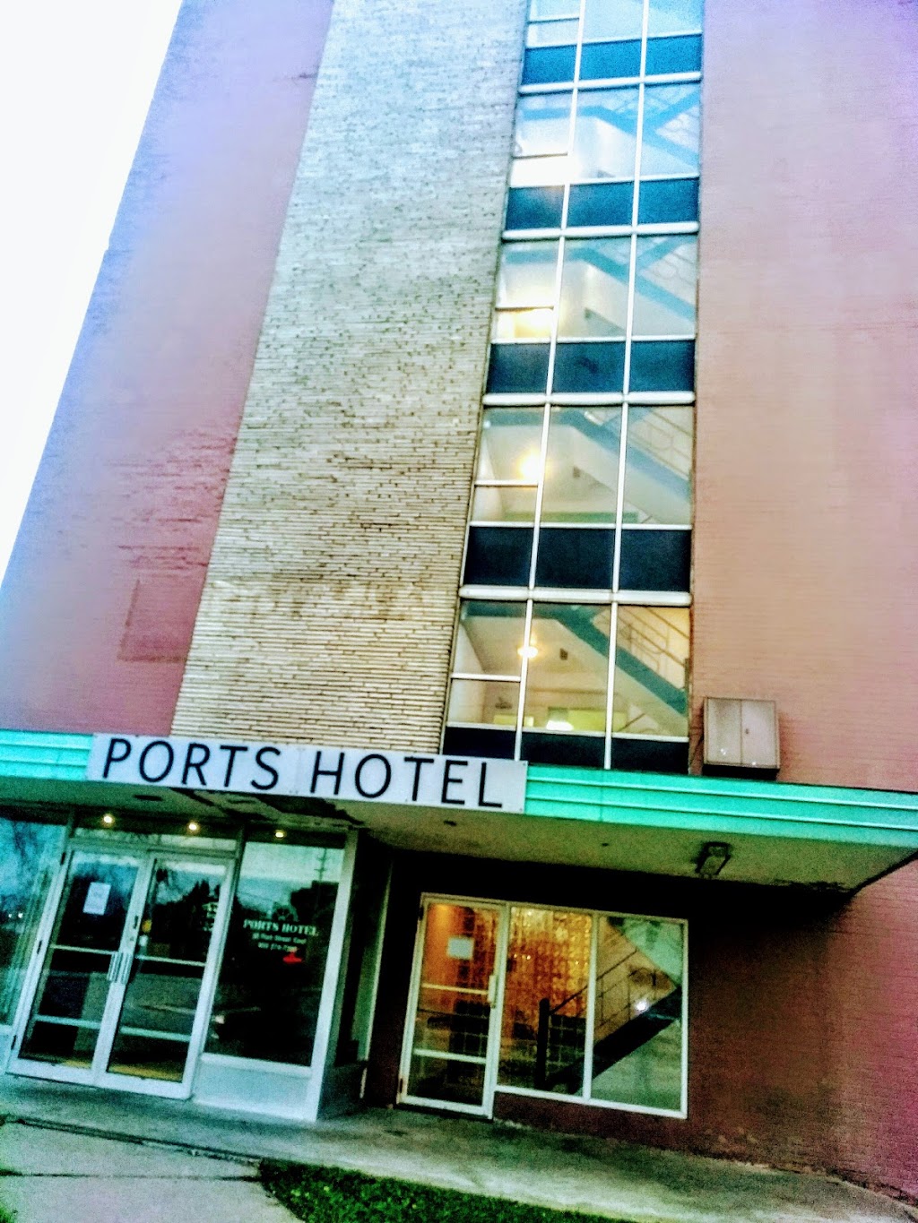 Ports Hotel | 2Y5, 30 Port St E, Mississauga, ON L5G 1B9, Canada | Phone: (905) 274-7390