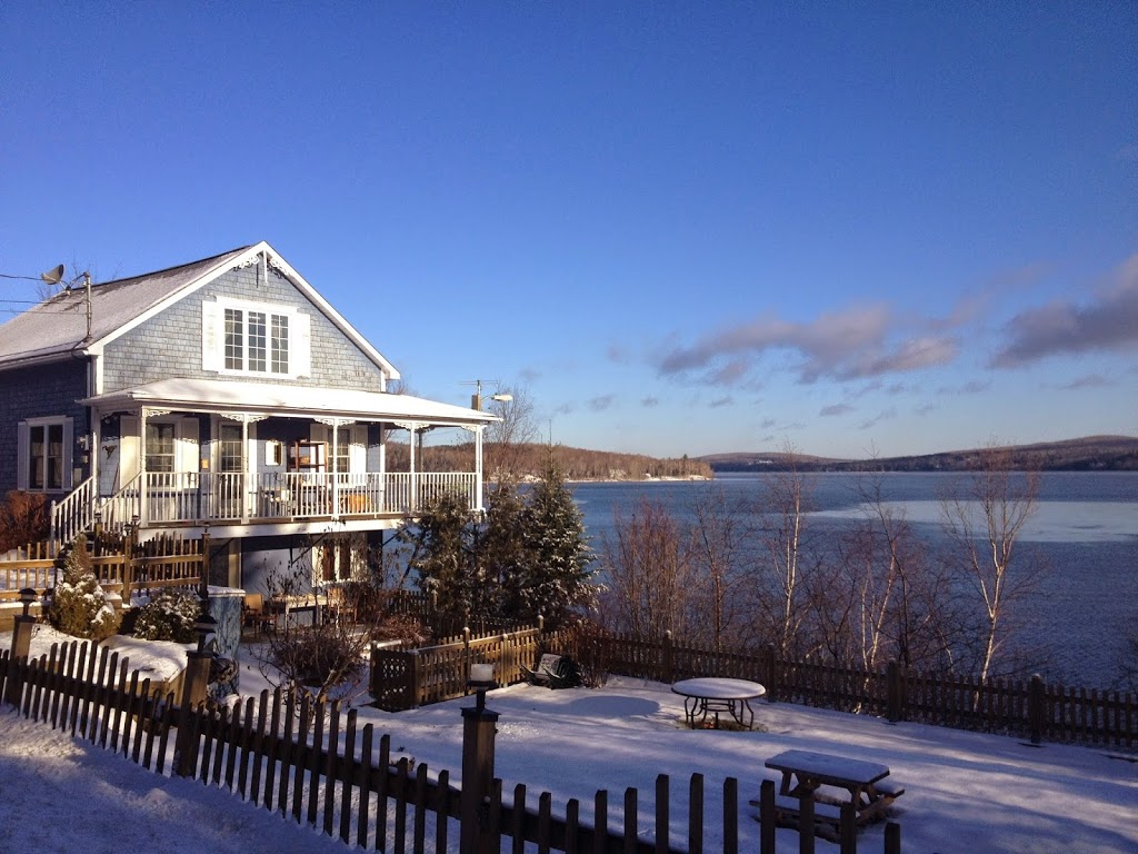 Cottage Side-Lake B & B | 528 Chemin de la Rivière-Bergeron, Piopolis, QC G0Y 1H0, Canada | Phone: (819) 554-8936