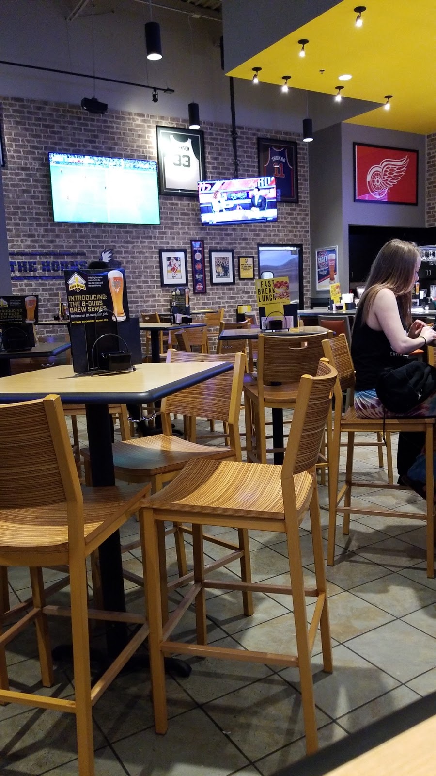 Buffalo Wild Wings | 51346 Gratiot Ave, Chesterfield Township, MI 48051, USA | Phone: (586) 349-9464