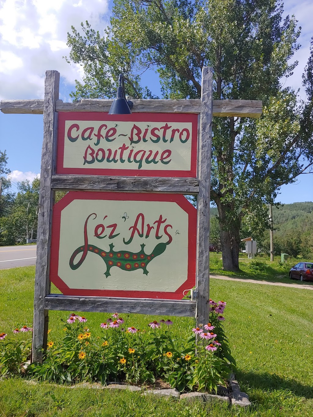Café Bistro LezArts | 59 Rue Dumas, Petit-Saguenay, QC G0V 1N0, Canada | Phone: (418) 272-3000