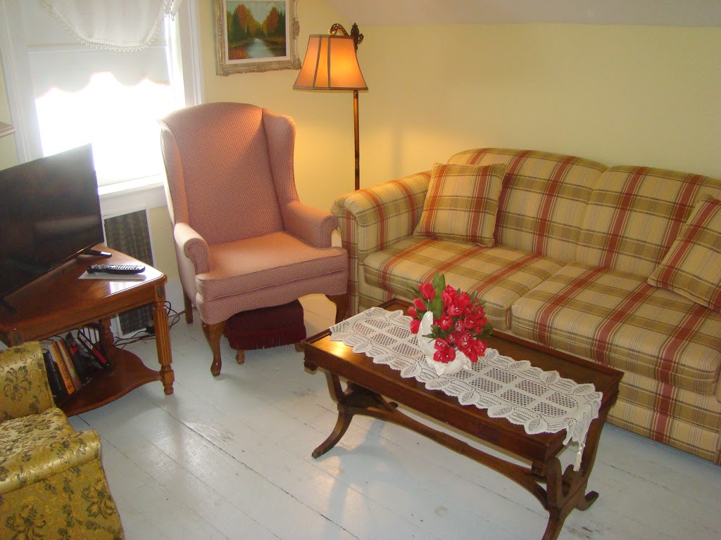 Gables Bed and Breakfast | 207 Point St, Stayner, ON L0M 1S0, Canada | Phone: (705) 517-0221