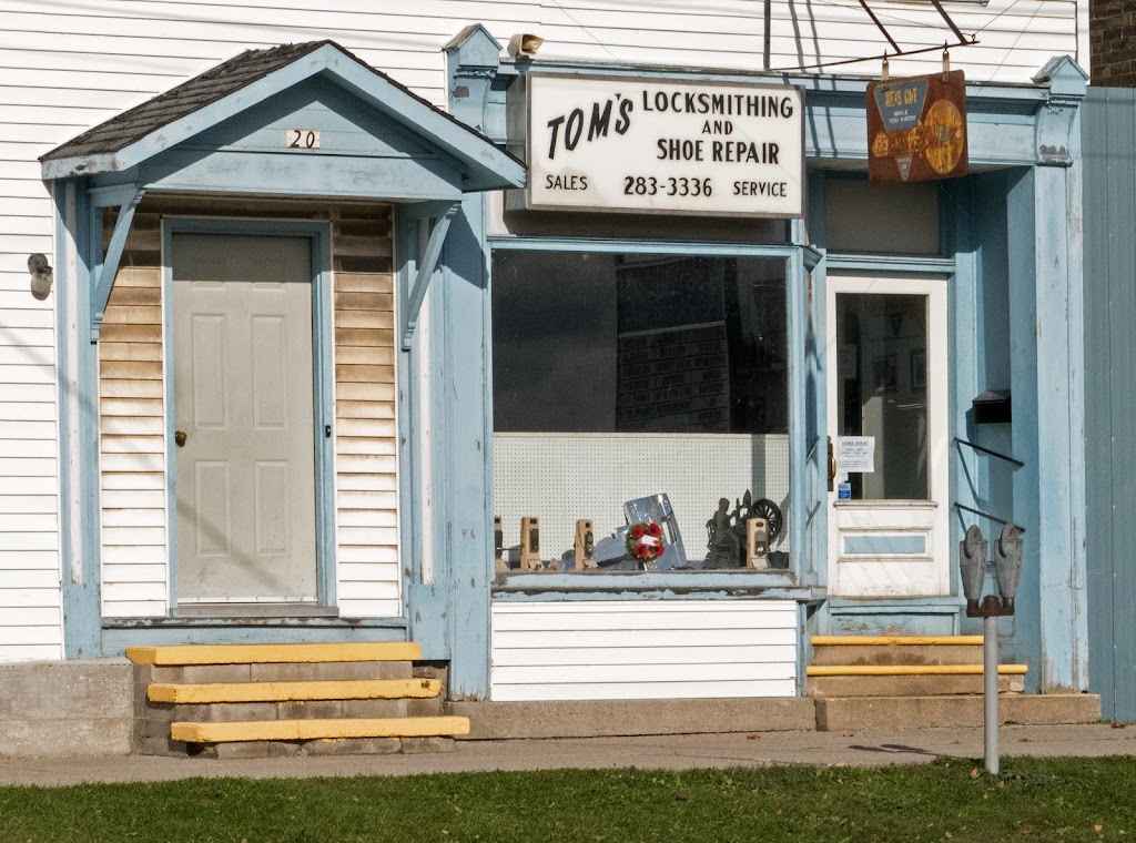 Toms Shoe Repair | 20 Main St W, Smiths Falls, ON K7A 1M5, Canada | Phone: (613) 283-3336