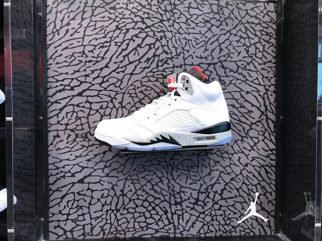 Foot Locker | 337 Queen St W, Toronto, ON M5V 2A4, Canada | Phone: (416) 979-2185