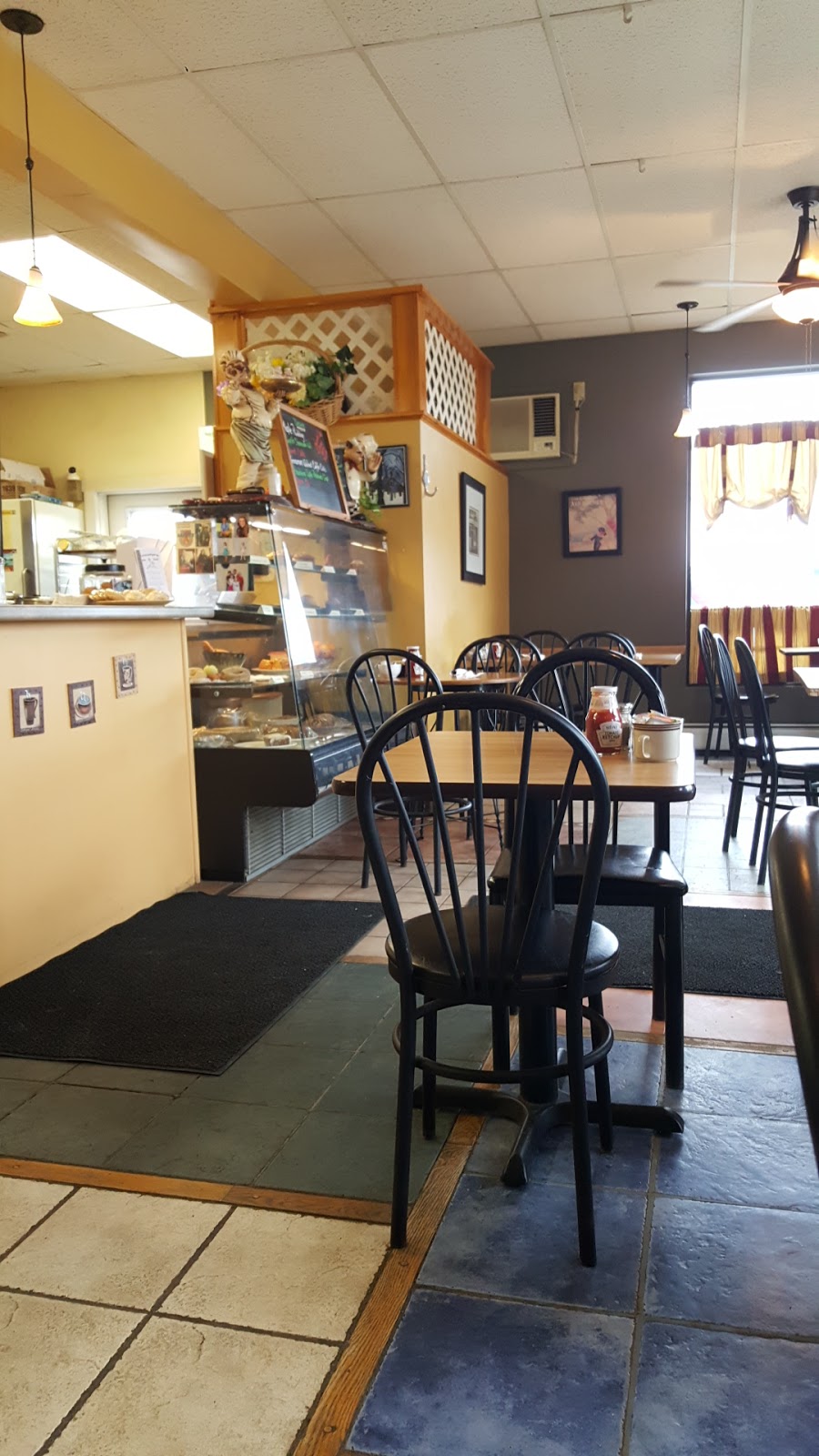 Roasters Cafe & Deli | 4267 US-5, Newport, VT 05855, USA | Phone: (802) 334-6556