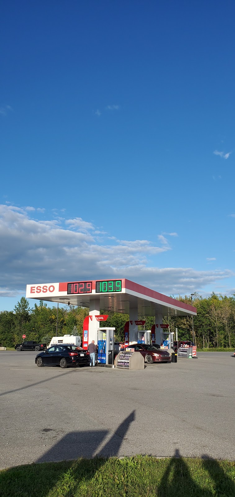 ESSO COUCHE-TARD | 100 Autoroute 20, Rivière-Beaudette, QC J0P 1R0, Canada | Phone: (450) 269-2966