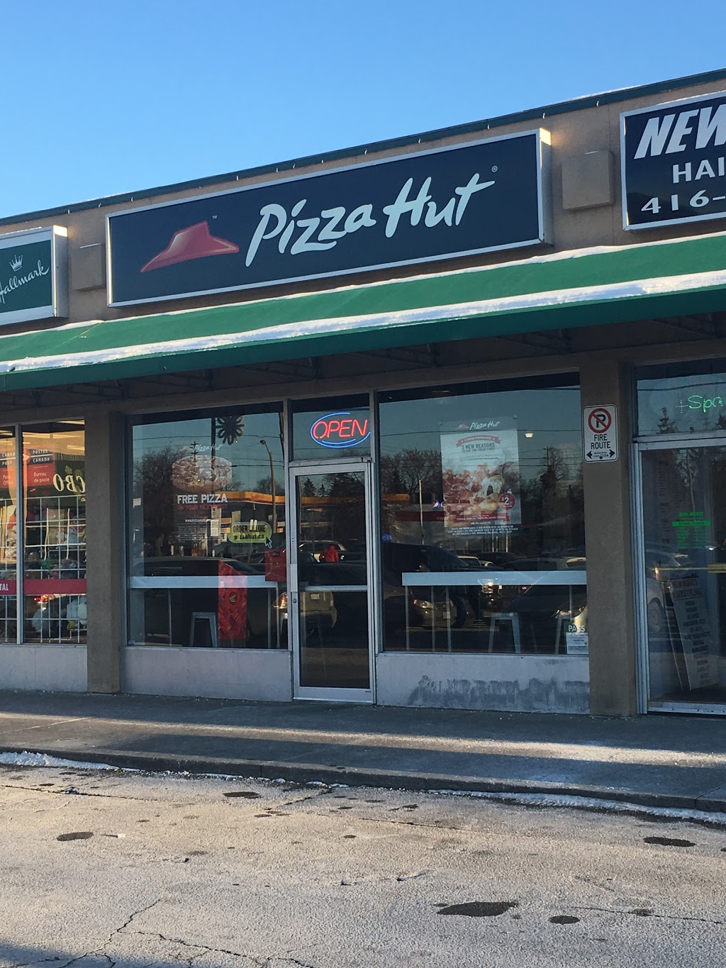 Pizza Hut | 666 Burnhamthorpe Rd, Etobicoke, ON M9C 2Z3, Canada | Phone: (416) 622-3669