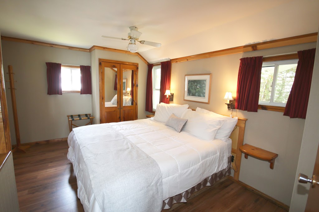 Elmhirsts Resort | 1045 Settlers Line, Keene, ON K0L 2G0, Canada | Phone: (705) 295-4591