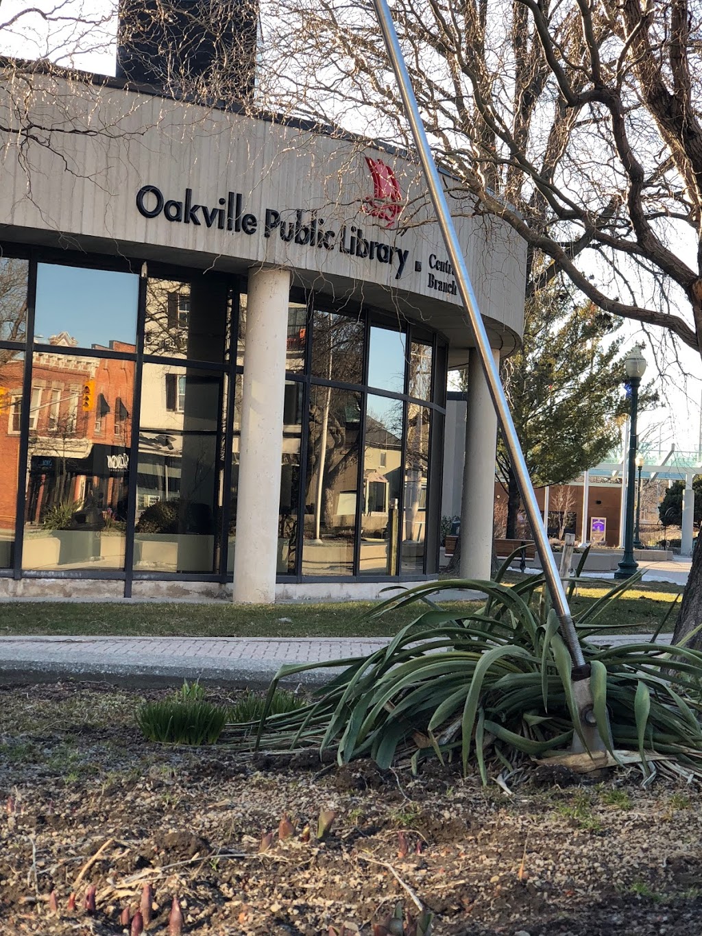 Oakville Public Library - Central Branch | 120 Navy St, Oakville, ON L6J 2Z4, Canada | Phone: (905) 815-2042