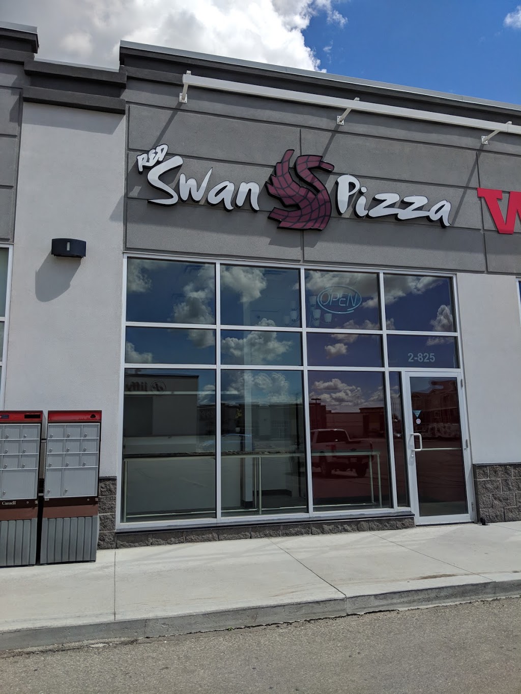 Red Swan Pizza | 825 Thatcher Dr Suite 2, Moose Jaw, SK S6J 1L8, Canada | Phone: (306) 983-1020