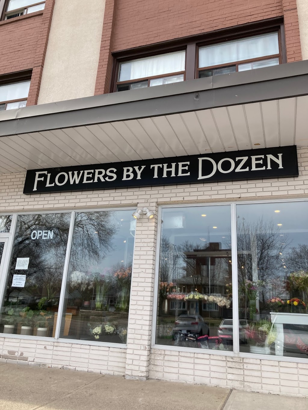 Flowers By The Dozen (Burlington) | 794 Brant St Unit 1, Burlington, ON L7R 2J2, Canada | Phone: (905) 681-1112