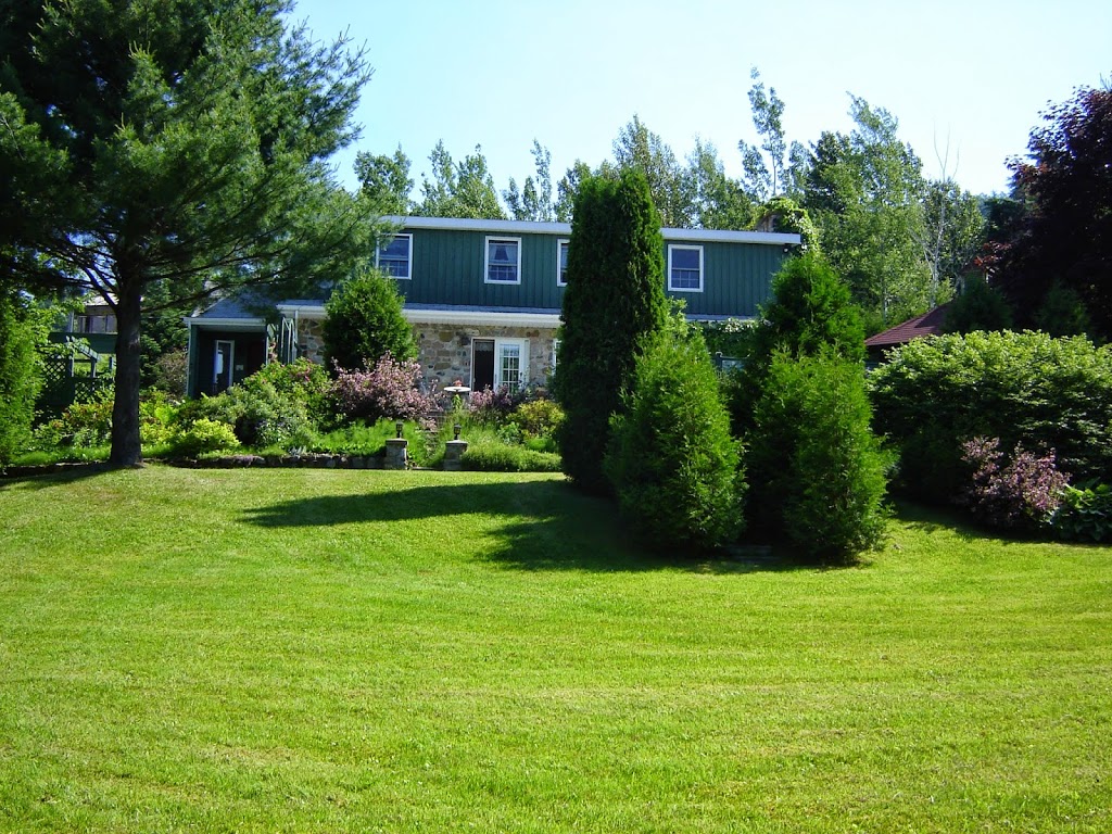 Au Jardin dOzanne | 2 Rue du Richelieu, Baie-Saint-Paul, QC G3Z 2G7, Canada | Phone: (418) 435-0312