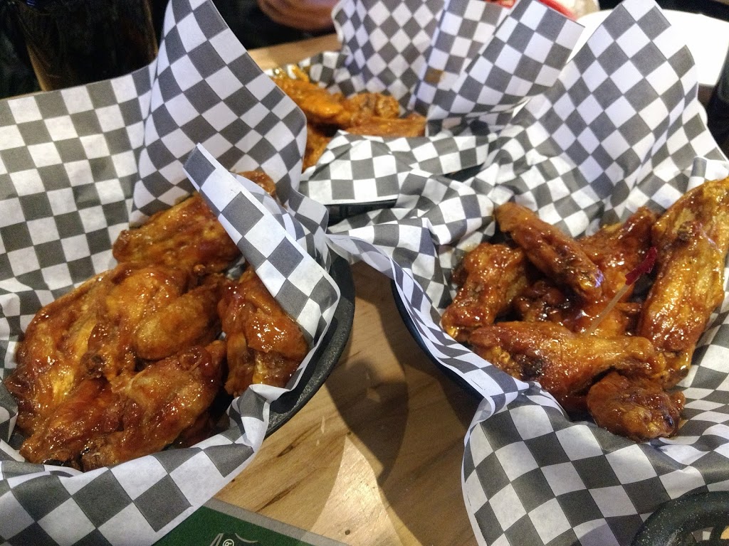 Freds Bar & Grill | 636 Bloor St, Mississauga, ON L5A 1Z8, Canada | Phone: (905) 279-0097