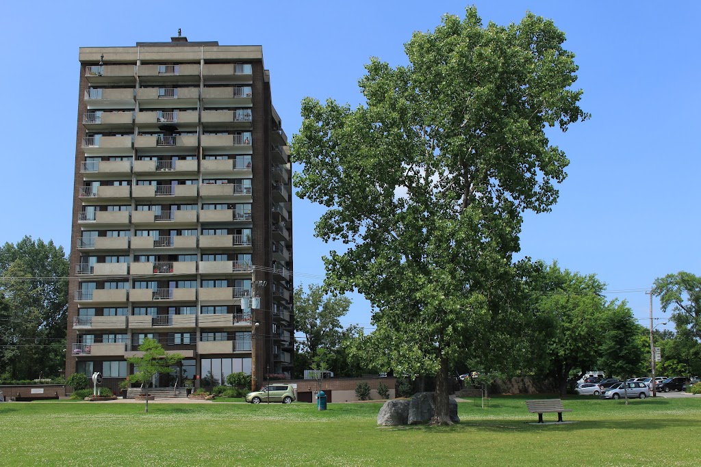 Bayside Lakeshore Apartments | 80 Chem. Bord-du-Lac, Pointe-Claire, QC H9S 4H6, Canada | Phone: (514) 695-5729